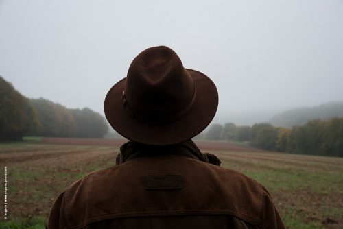 photo © angelle homme nature champ culture regarder de dos chapeau espace brouillard