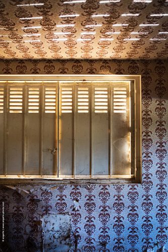 photo © angelle fenêtre volet maison inhabitée papier peint abandon lumiere
