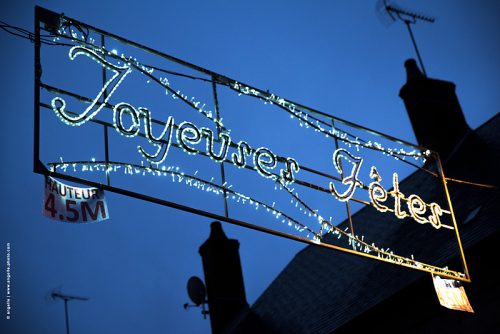 photo © angelle guirlande lumineuse joyeuses fêtes hauteur maximum campagne