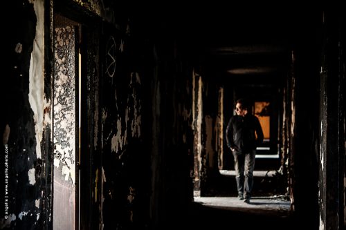 photo © angelle abandon couloir homme destruction curiosité peur lumiere