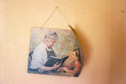 photo © angelle mur maison cadre reproduction abandon lectrice grand mere enfance souvenir plié 