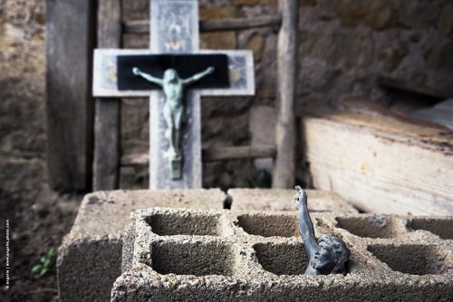 photo © angelle cimetière christ parpaing étrange croix religion sombrer 