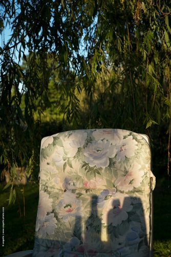 photo © angelle fauteuil été tissus a fleurs désuètes saule pleureur ete apéro convivialité