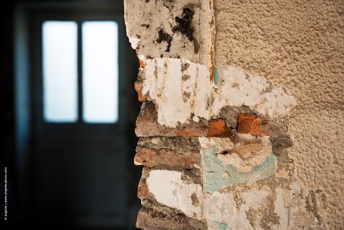 photo © angelle mur matière couleur pièce porte maison vie antérieure poésie