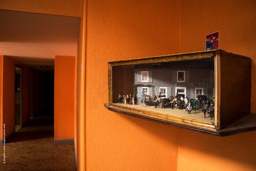 photo © angelle hotel décoration tableau en volume scene espace temps orange couloir