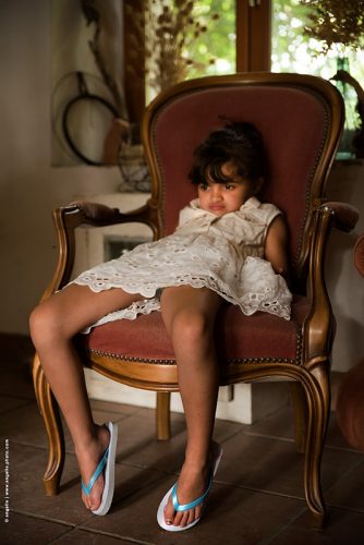 photo © angelle fillette bouderie fauteuil fâchée enfance été moue
