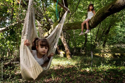 photo © angelle fillettes jeux plein air balançoire ennuis foret jouer enfance enfant
