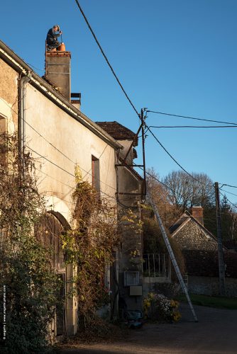 photo © angelle chemise automne ramoner campagne fin d'après midi lumiere travailler percher