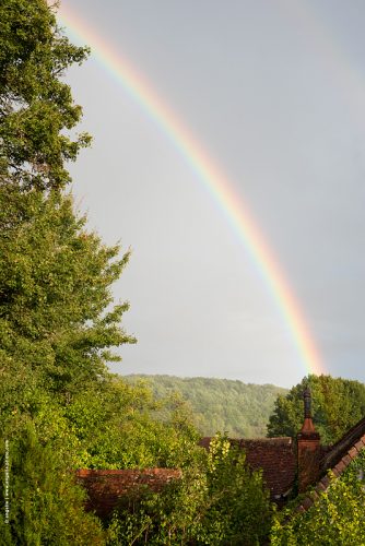 photo © angelle arc en ciel paysage toit village lumiere mystere